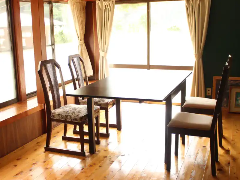 二面採光の明るい洋間